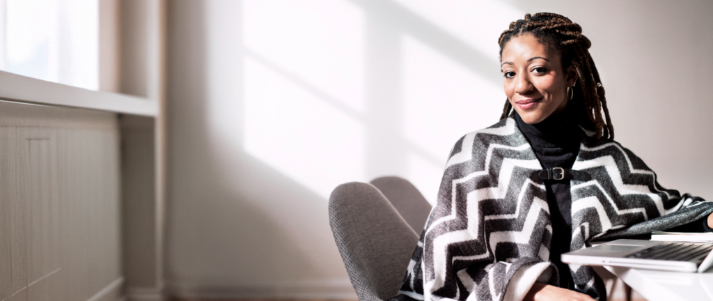 foto de atriz posicionada para representar o c6 bank